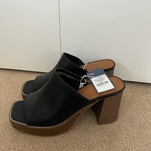 Universal Thread Black Platform Mules